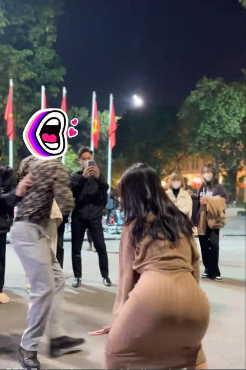 Nhiều hotgirl thiếu vải liều mình ngồi lên đùi bạn trai người khác trên phố đi bộ: Chuyện gì đây? - Hình 4