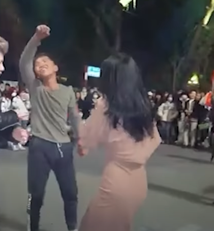 Nhiều hotgirl thiếu vải liều mình ngồi lên đùi bạn trai người khác trên phố đi bộ: Chuyện gì đây? - Hình 6
