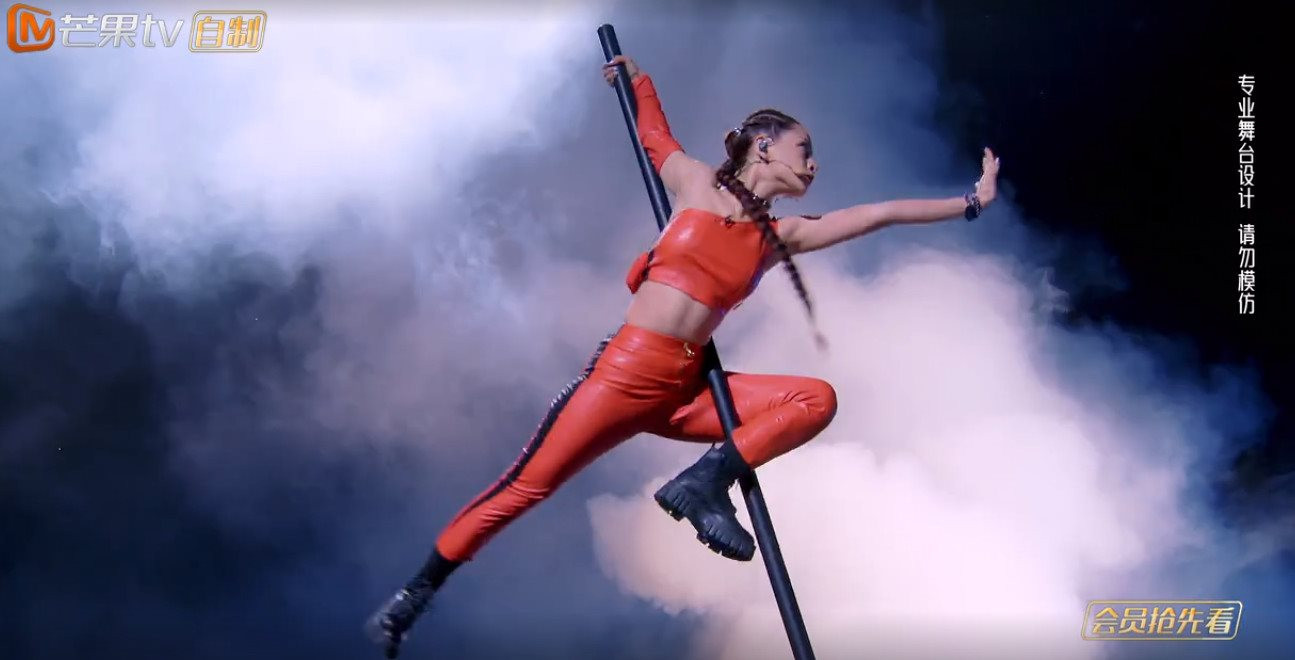 Billionaire beats the wind 2023: Chi Pu falls and hits her back when dancing poles, gets a perfect score, defeats big sister Cbiz - Photo 1