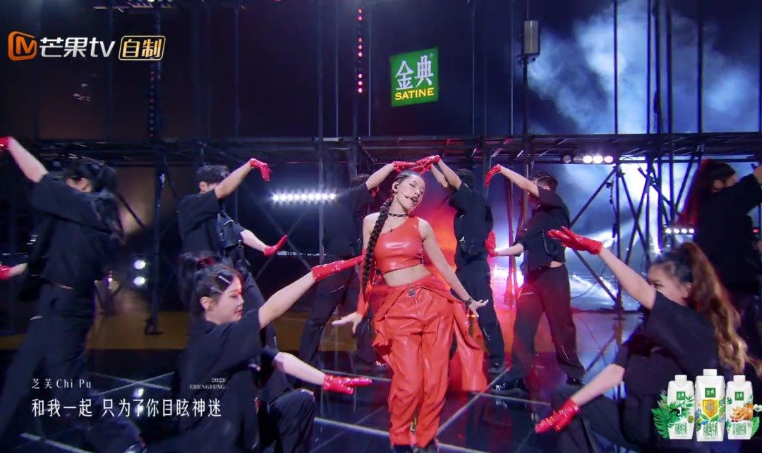 Billionaire beats the wind 2023: Chi Pu falls and hits her back when dancing poles, gets a perfect score, defeats big sister Cbiz - Photo 5
