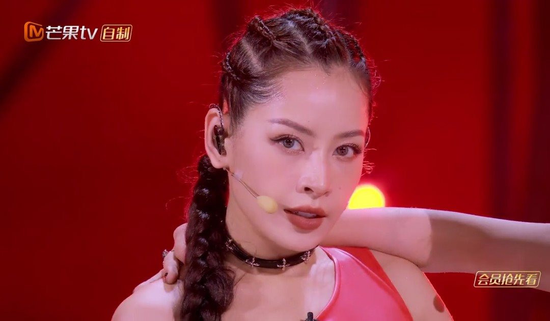 Billionaire beats the wind 2023: Chi Pu falls and hits her back when dancing poles, gets a perfect score, defeats big sister Cbiz - Photo 2