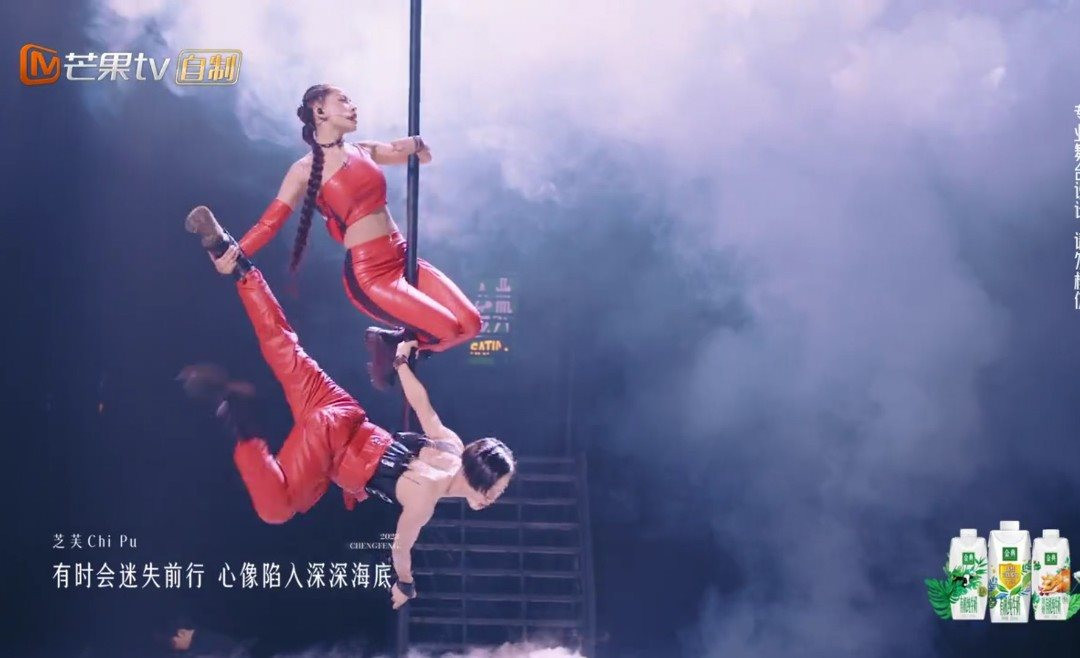 Billionaire beats the wind 2023: Chi Pu falls and hits her back when dancing poles, gets a perfect score, defeats big sister Cbiz - Photo 3