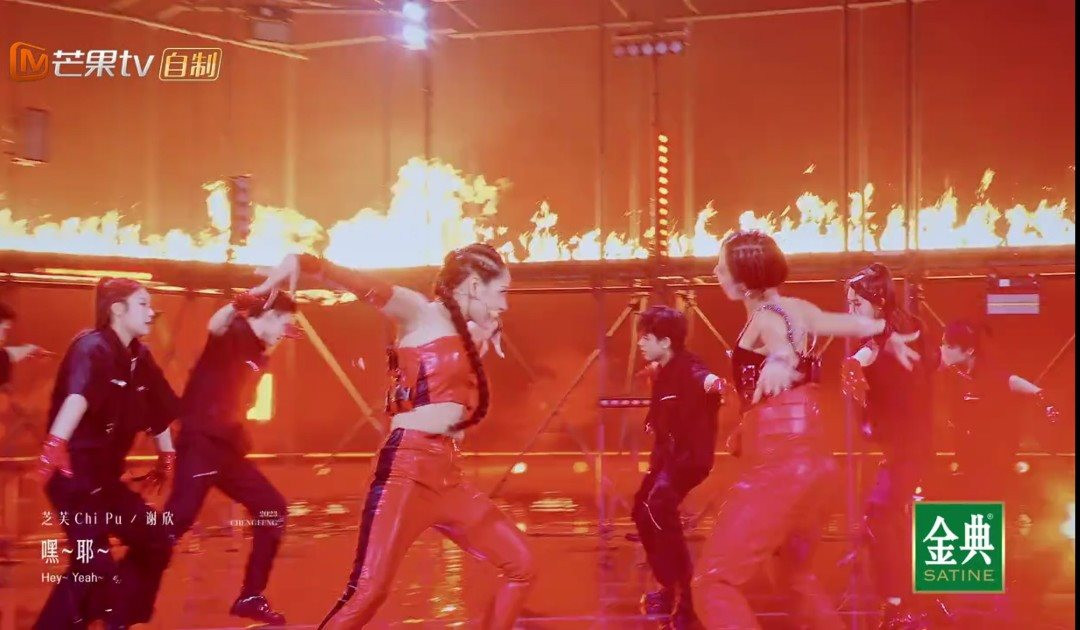 Billionaire beats the wind 2023: Chi Pu falls and hits her back when dancing poles, gets a perfect score, defeats big sister Cbiz - Photo 4