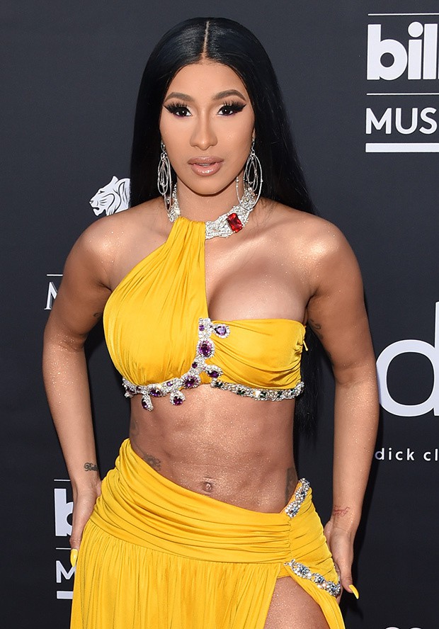 Cardi B officially spoke about 2 times throwing the microphone during the performance, why is it difficult to understand? - Photo 1