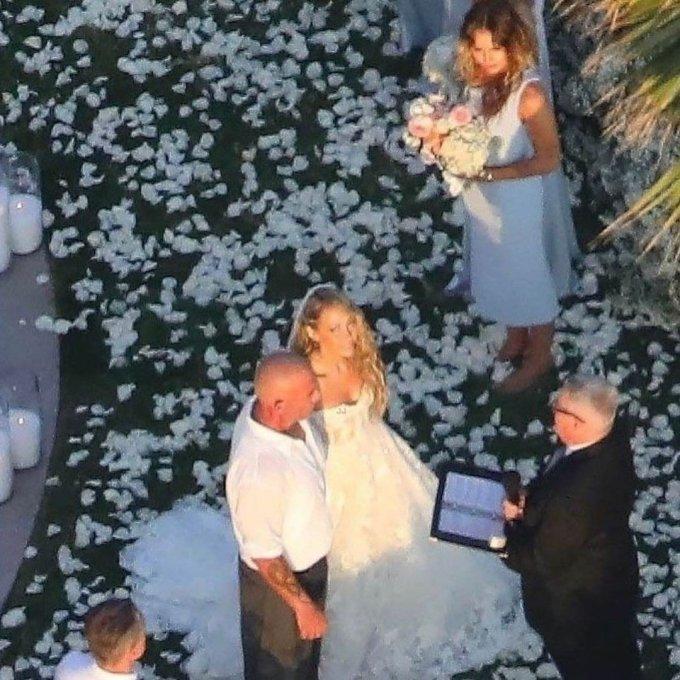 Miley Cyrus worked as a bridesmaid at her mothers wedding and the Prison Break actor, her attitude to her stepfather caught the attention - Photo 3