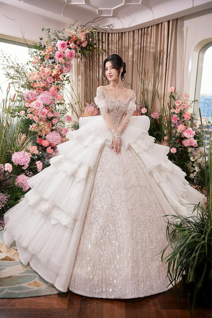 Á hậu Phương Nhi lộ ảnh diện váy cưới, fan đặt nghi vấn chuẩn bị lên xe hoa? - Hình 2