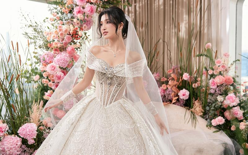 Á hậu Phương Nhi lộ ảnh diện váy cưới, fan đặt nghi vấn chuẩn bị lên xe hoa? - Hình 1