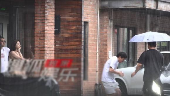 Bắt trọn Huỳnh Hiểu Minh sánh đôi cùng bạn gái tin đồn, thái độ u ám của nhà trai gây chú ý - Hình 2