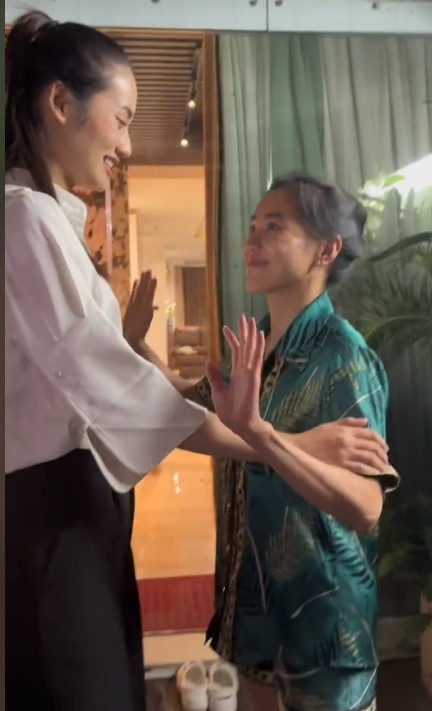 Clip Ý Nhi khóc nức nở, tạm biệt dì Dung để rời công ty, xin trả lại vương miện? - Hình 4