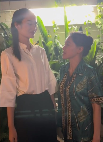 Clip Ý Nhi khóc nức nở, tạm biệt dì Dung để rời công ty, xin trả lại vương miện? - Hình 3