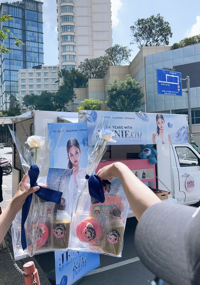 Jisoo - Rosé returned to Korea still remembers Vietnam, posted photos taken at Hanoi concert to celebrate Blackpinks 7th anniversary of their debut - Photo 10