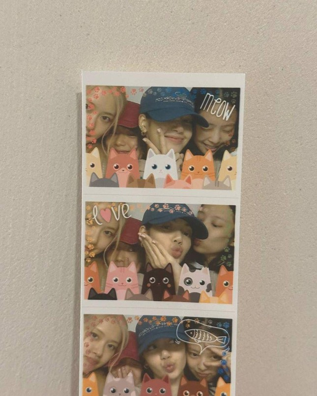 Jisoo - Rosé returned to Korea still remembers Vietnam, posted photos taken at Hanoi concert to celebrate Blackpinks 7th anniversary of their debut - Photo 2