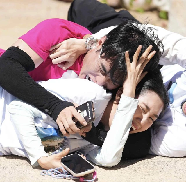 Le Duong Bao Lam had to sing Thanh Minh because he did this to Thuy Ngan on television - Photo 1