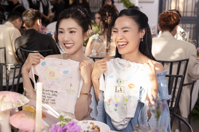 Lucie Nguyễn tổ chức tiệc với Tuấn Dương trước khi lâm bồn, dàn khách mời làm 1 việc gây choáng - Hình 7