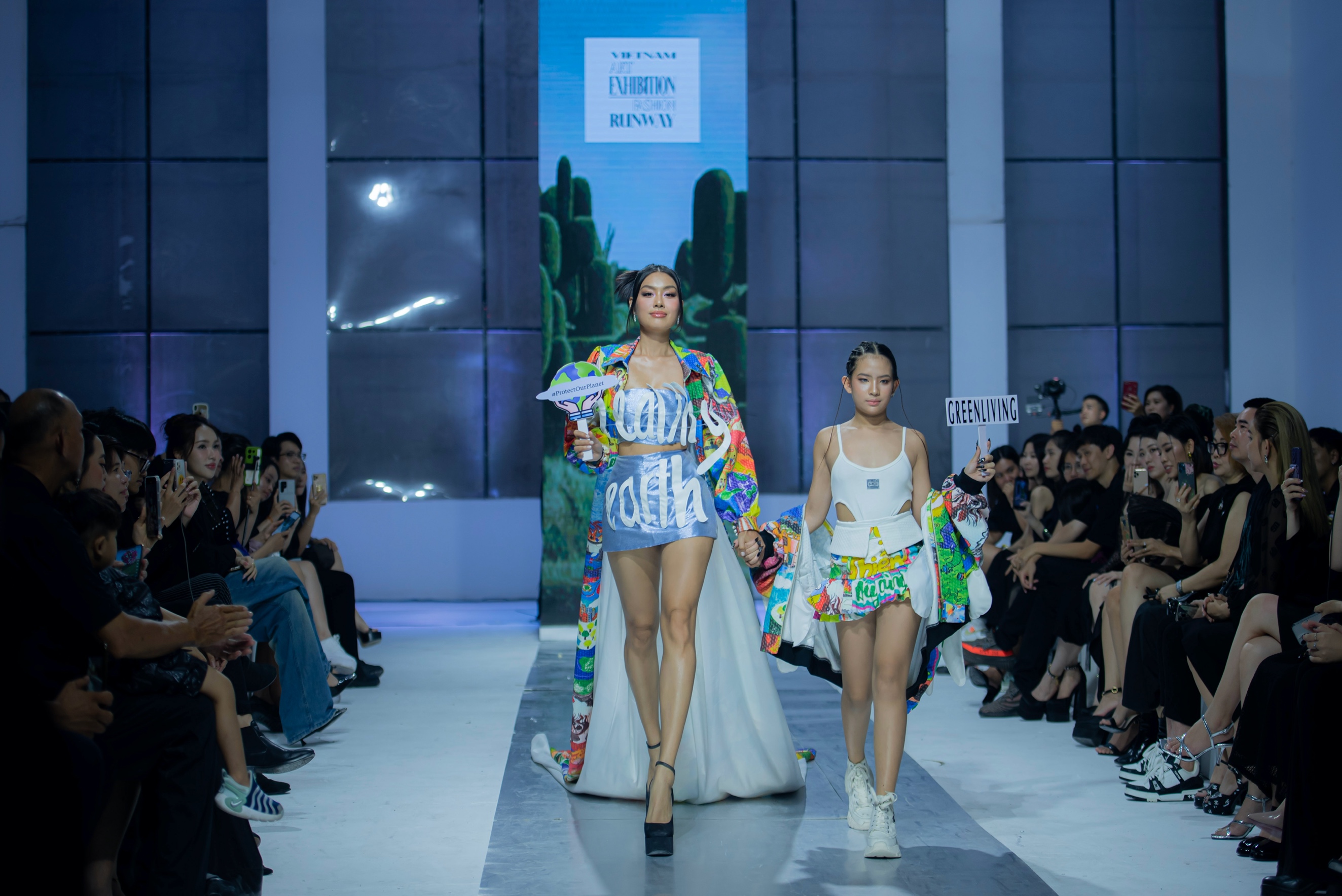 Mẫu nhí Bảo Châu tự tin catwalk cùng Á hậu Thảo Nhi Lê - Hình 3