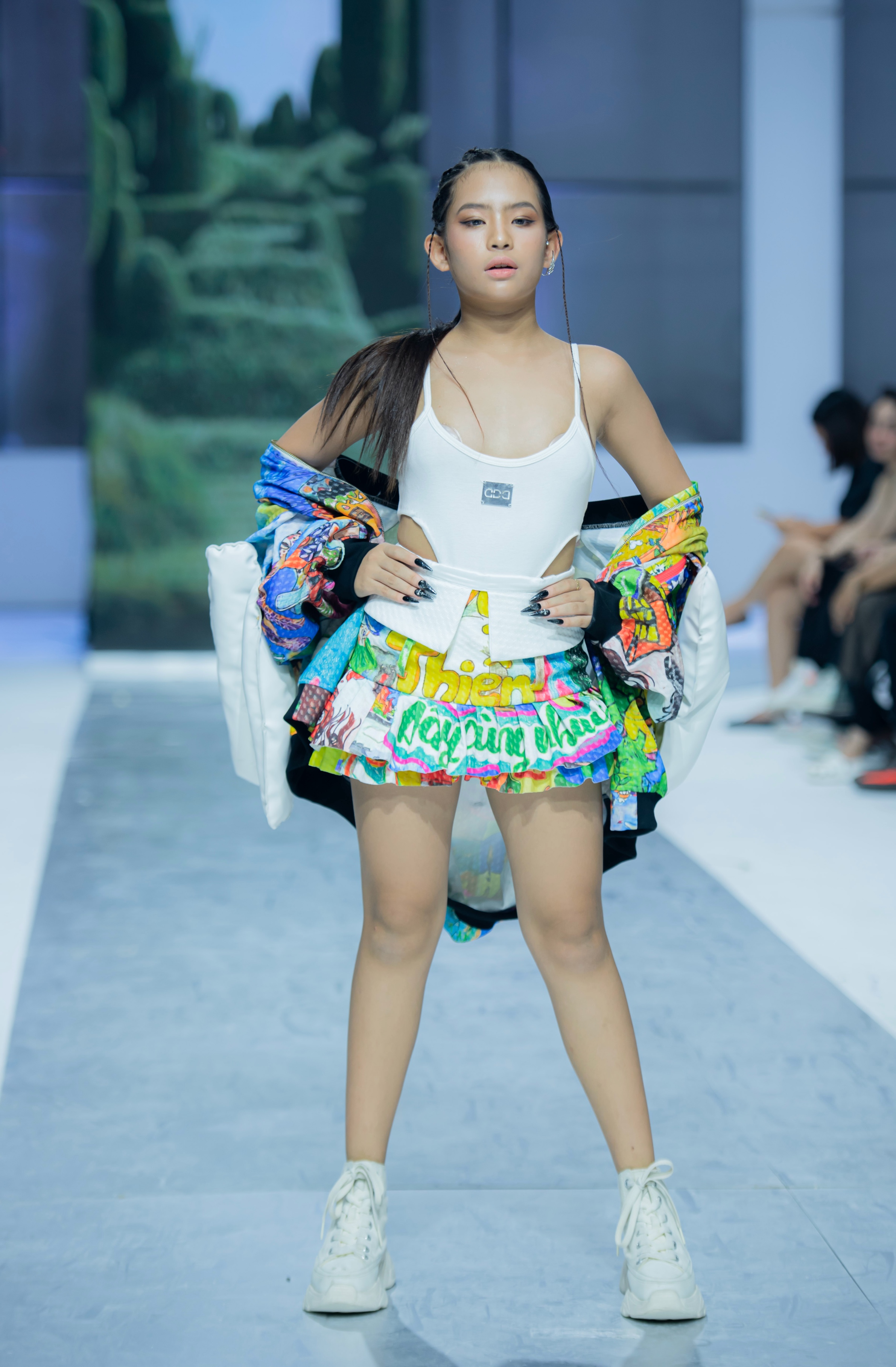 Mẫu nhí Bảo Châu tự tin catwalk cùng Á hậu Thảo Nhi Lê - Hình 2