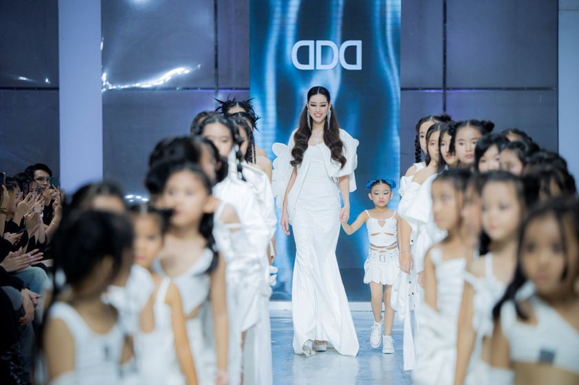 Mẫu nhí Bảo Châu tự tin catwalk cùng Á hậu Thảo Nhi Lê - Hình 5