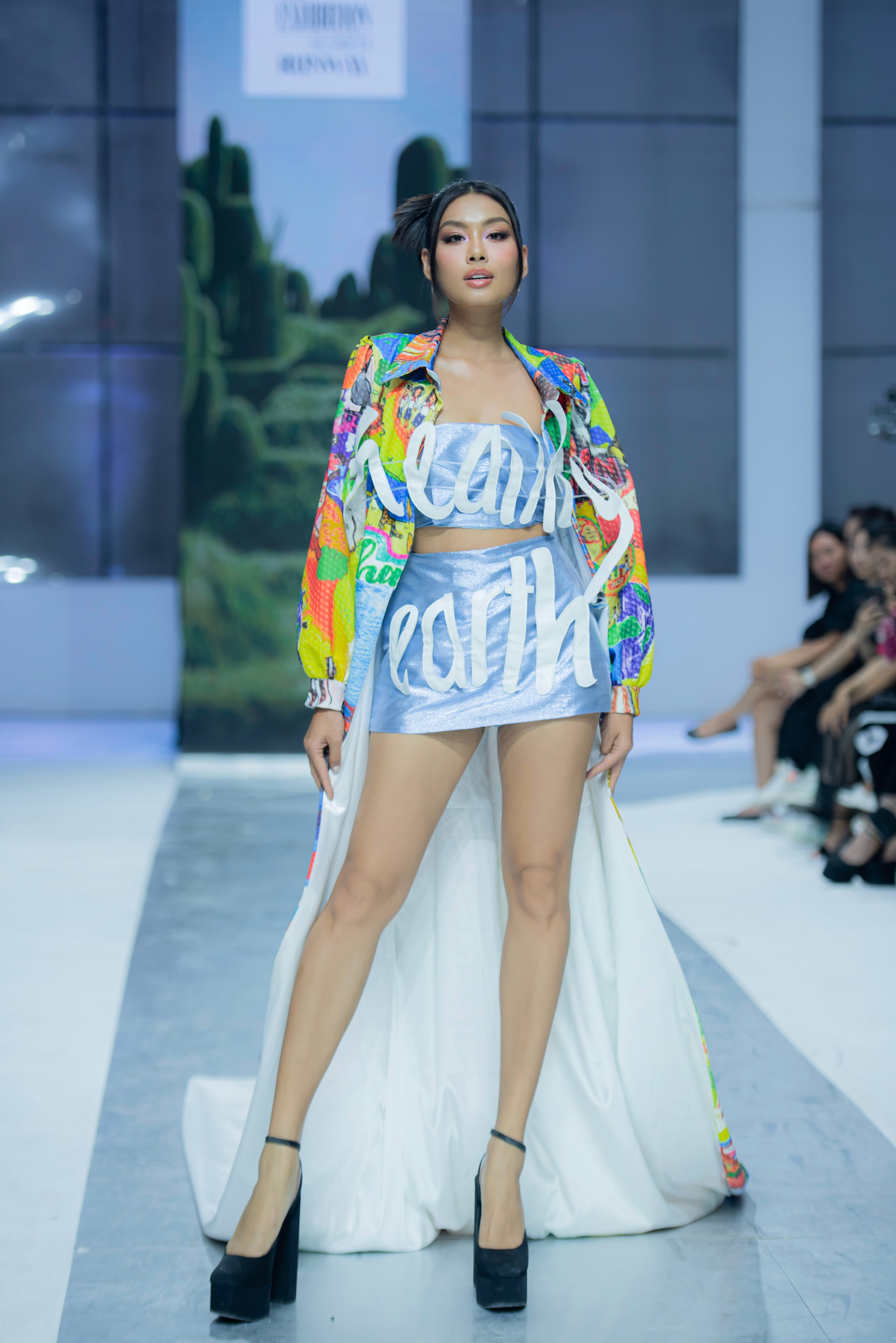 Mẫu nhí Bảo Châu tự tin catwalk cùng Á hậu Thảo Nhi Lê - Hình 1