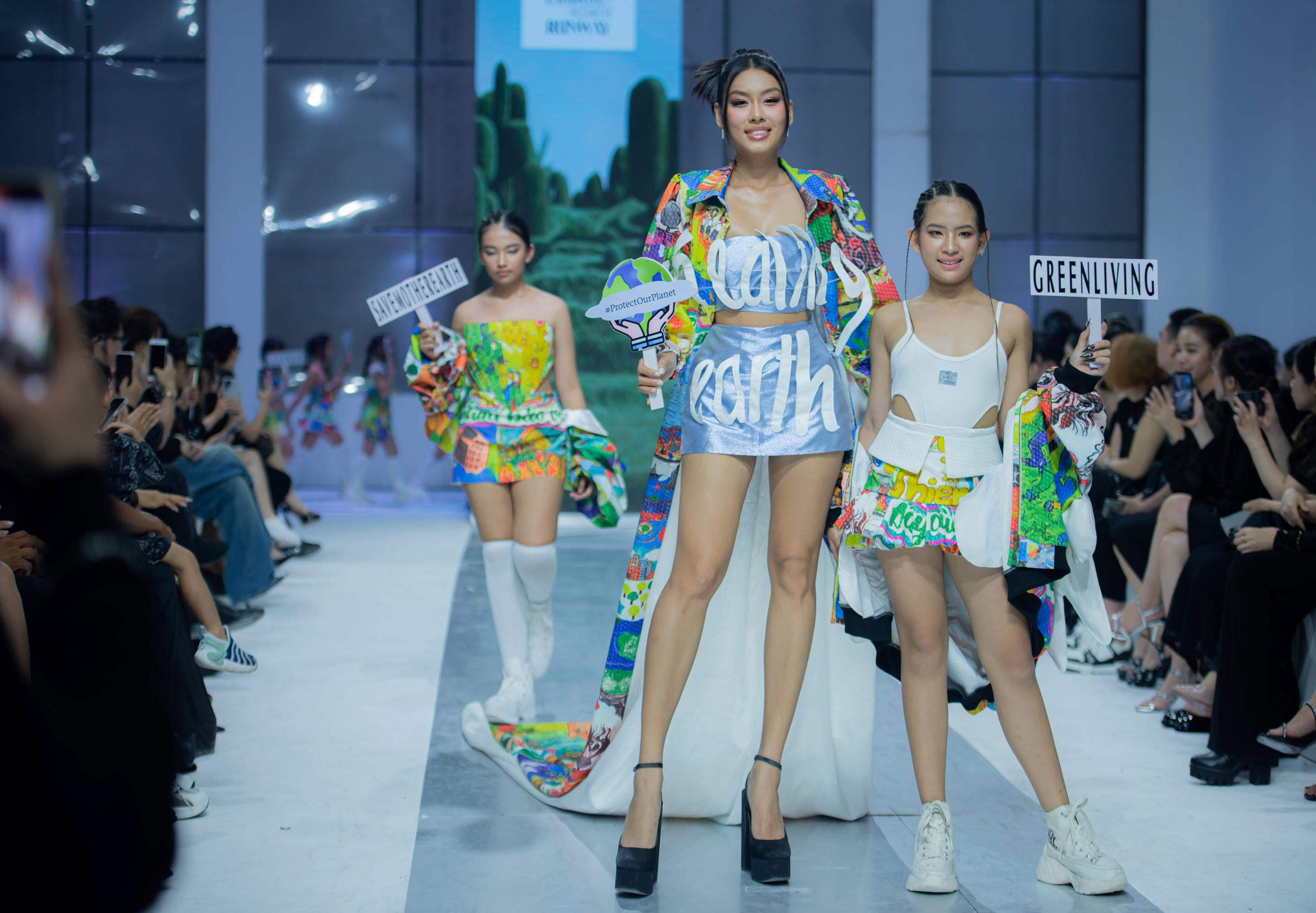 Mẫu nhí Bảo Châu tự tin catwalk cùng Á hậu Thảo Nhi Lê - Hình 4