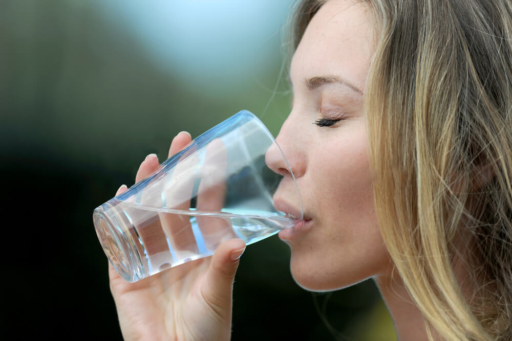 Woman dies of water poisoning, doctor warns: Drinking water continuously is extremely dangerous - Photo 5
