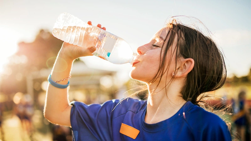 Woman dies of water poisoning, doctor warns: Drinking water continuously is extremely dangerous - Photo 2