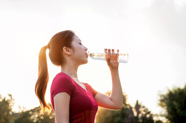 Woman dies of water poisoning, doctor warns: Drinking water continuously is extremely dangerous - Photo 1
