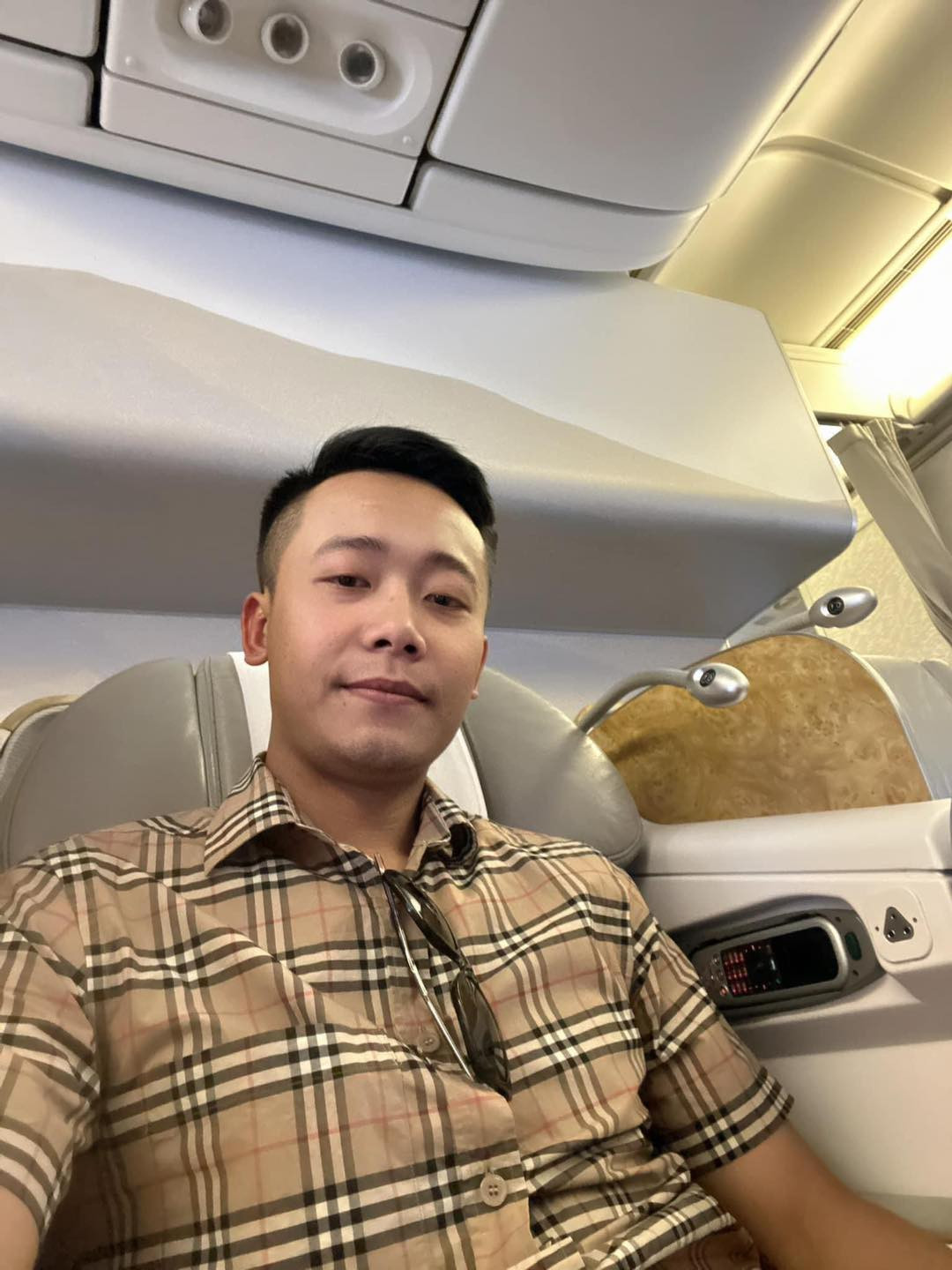 Quang Linh Vlog vừa mơ gặp người đặc biệt khi về đến VN, bố ruột Thùy Tiên liền bóc trần lời nói dối - Hình 1