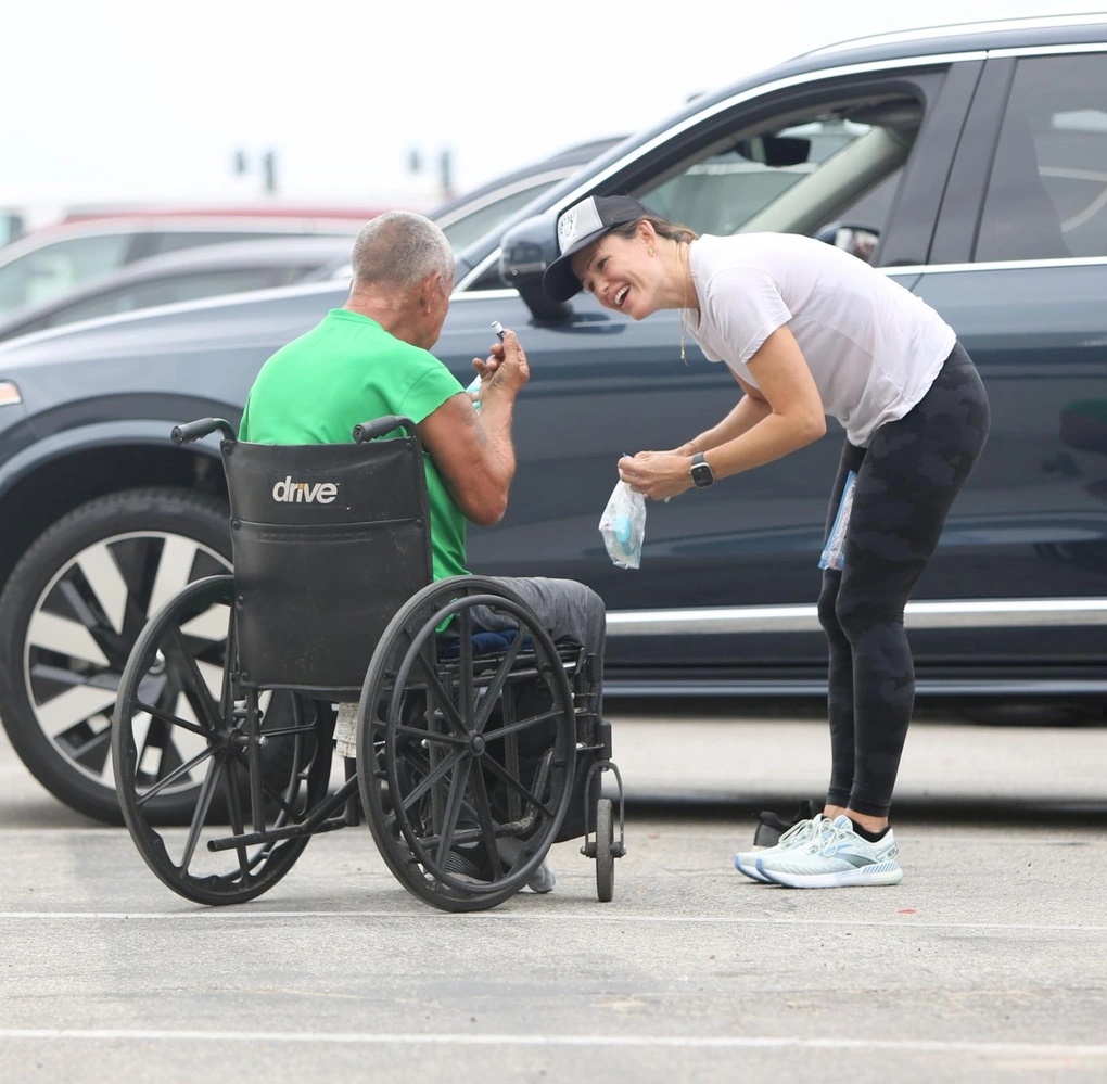 Jennifer Garner behaved strangely with a disabled homeless person. Seeing the paparazzi, she immediately acted unexpectedly - Photo 1