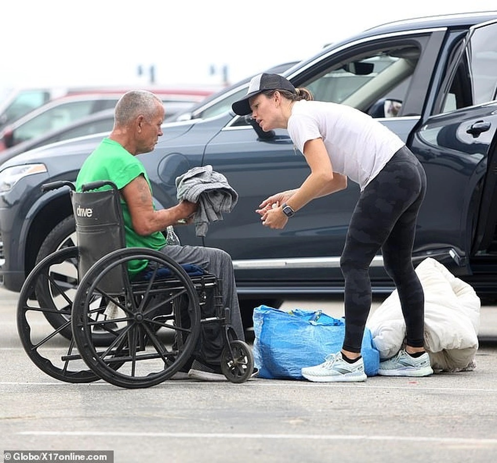 Jennifer Garner behaved strangely with a disabled homeless person. Seeing the paparazzi, she immediately acted unexpectedly - Photo 3