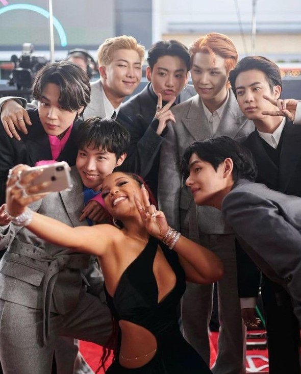 Chloe Bailey publicly said she loves BTS very much, constantly praising the 7 HYBE boys for this! - Photo 4
