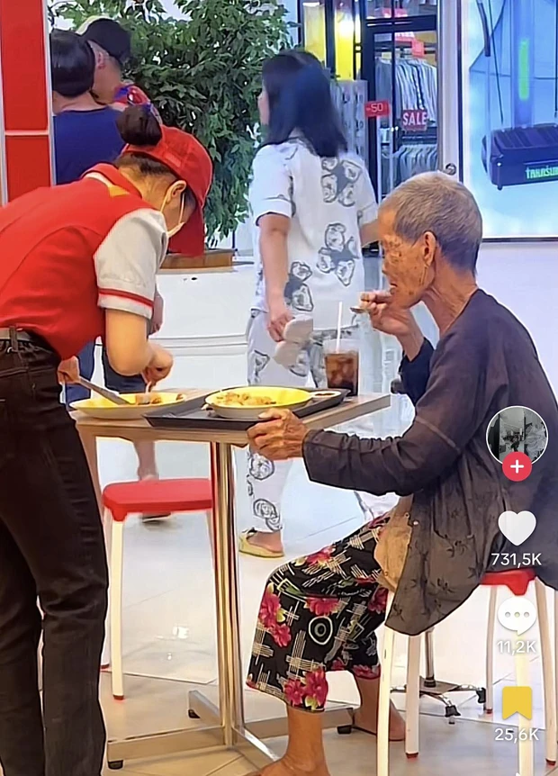 Ấm lòng trước hành động của nhân viên quán với cụ bà bán vé số, clip hút hơn 5 triệu lượt theo dõi - Hình 1