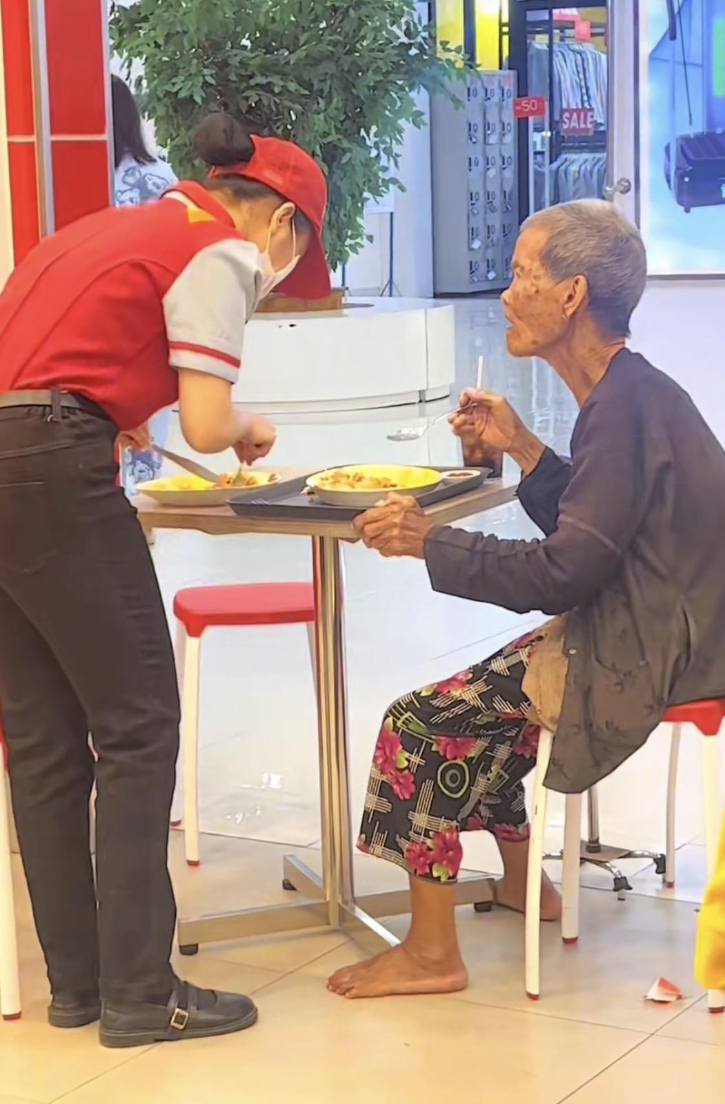 Ấm lòng trước hành động của nhân viên quán với cụ bà bán vé số, clip hút hơn 5 triệu lượt theo dõi - Hình 4