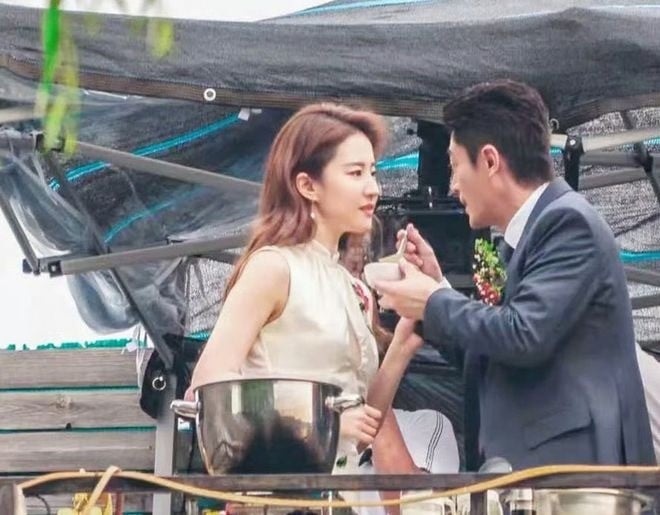Hoắc Kiến Hoa lộ khoảnh khắc mờ ám với Lưu Diệc Phi ở hậu trường: Liệu có phim giả tình thật? - Hình 1