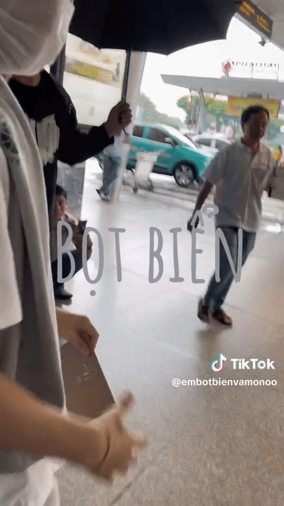 Sơn Tùng bị fan ghẻ lạnh khi xuất hiện ở sân bay, bằng 1 hành động lại khiến CĐM xôn xao - Hình 2