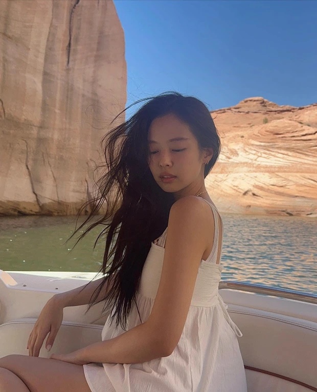 V (BTS) check-in cùng nơi với Jennie trong teaser MV mới, dành tặng album solo cho bạn gái tin đồn? - Hình 6