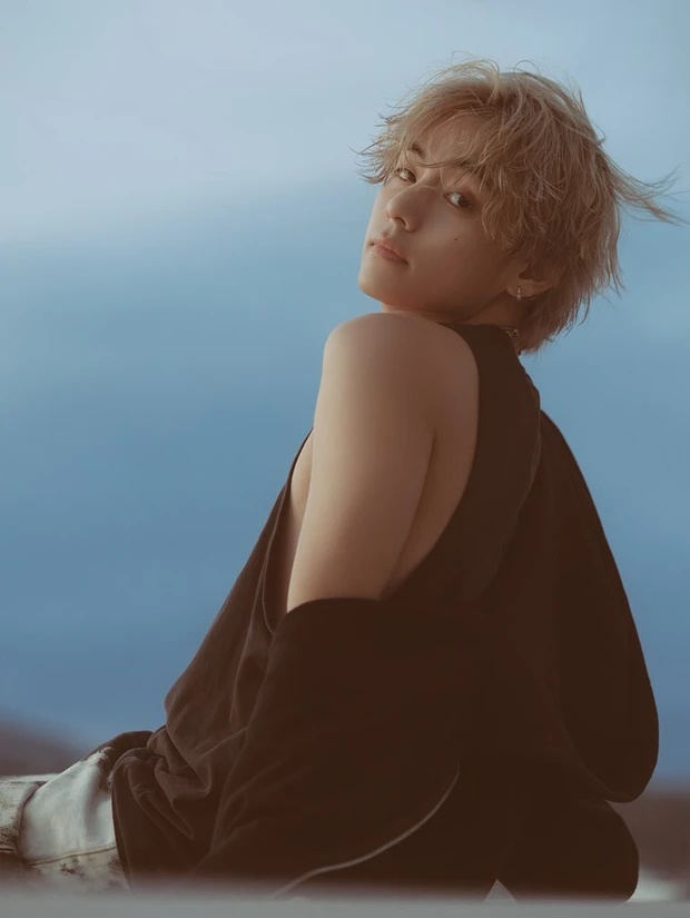 V (BTS) check-in cùng nơi với Jennie trong teaser MV mới, dành tặng album solo cho bạn gái tin đồn? - Hình 5