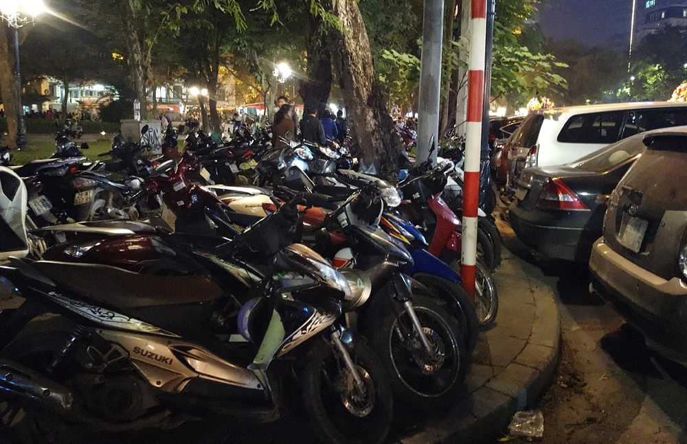 Bãi xe Hà Nội - TP.HCM vỡ trận đêm giao thừa, 80.000 đồng/ lượt vẫn kẹt cứng - Hình 2