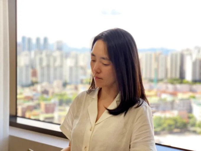 Người phụ nữ nhận bạn thân kém 5 tuổi làm con nuôi - Hình 1