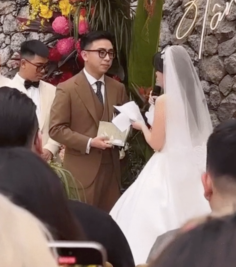 Tan Mo Cu stormed the internet on his wifes wedding day, his wife gave strange objects everyone was bewildered - Photo 3