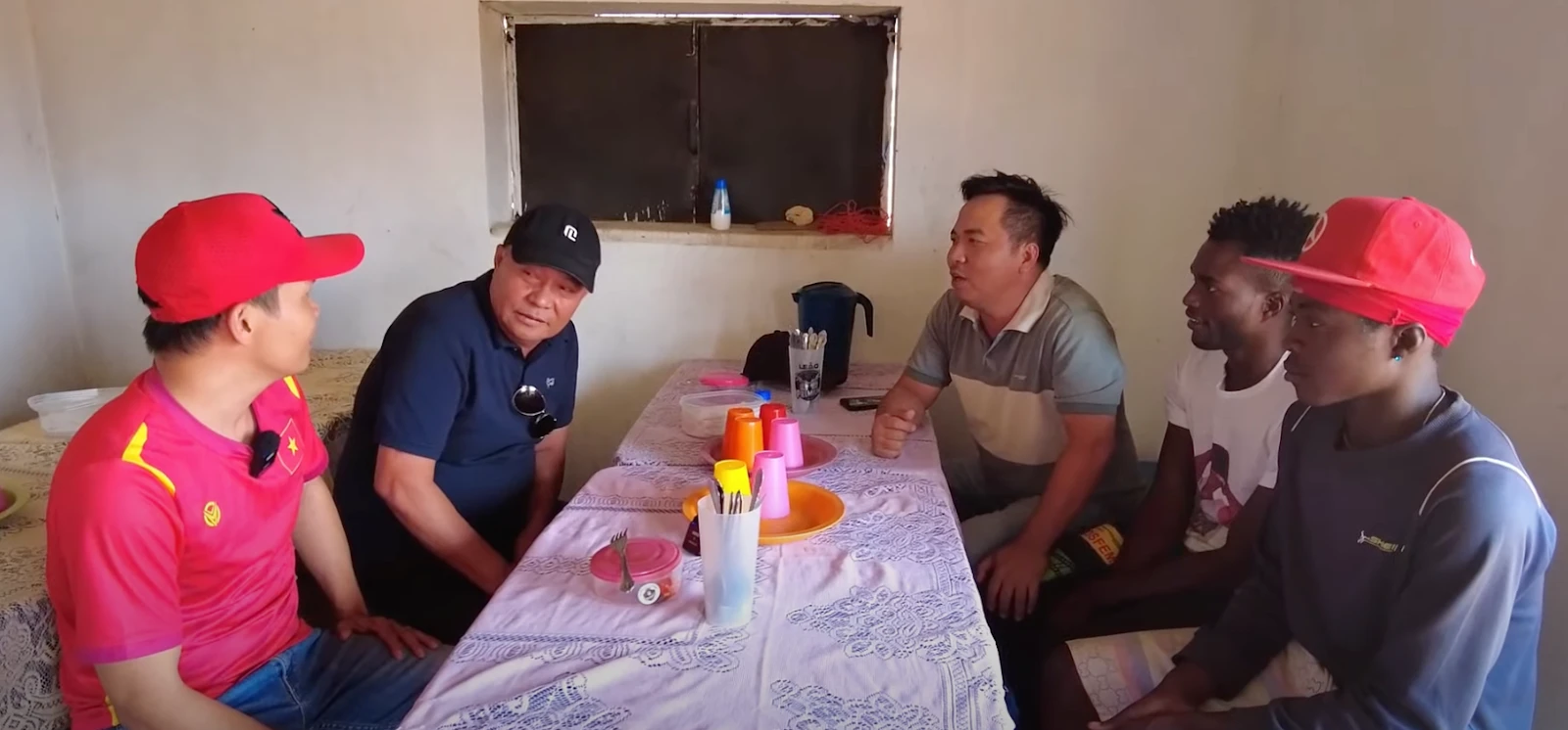 Bố Quang Linh tâm sự thầm kín với Lindo, dạy dỗ sau khi mở nhà hàng buôn bán - Hình 2