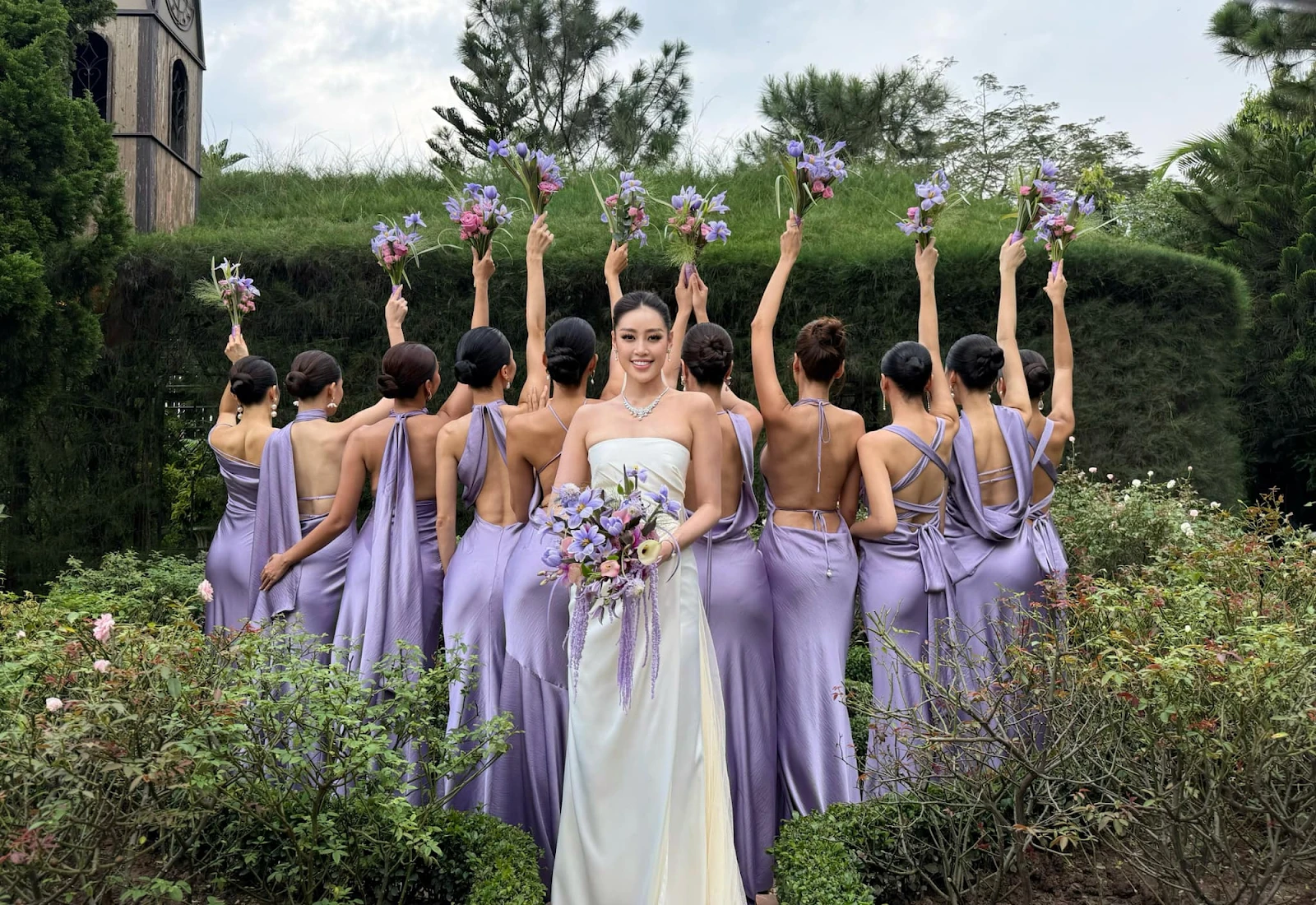Miss Khanh Vans wedding photos revealed, hiding 10 super hot legs, dazzling bridesmaids - Photo 1