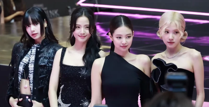 Jennie biến hình hậu concert 2NE1, váy xuyên thấu chưa ấn tượng bằng món đồ này! - Hình 8