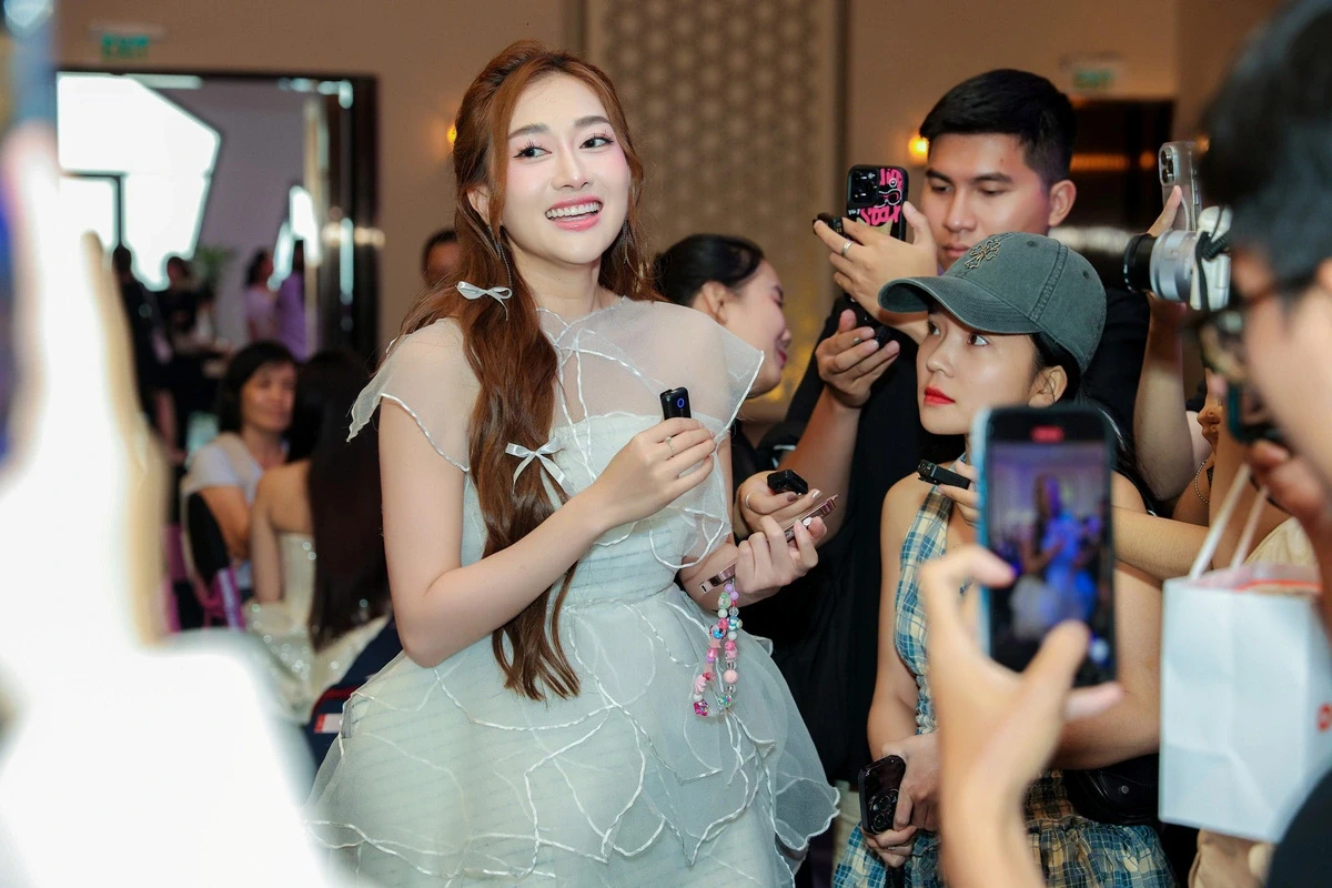 Phan Dat continues to post about Phuong Lan as soon as his wife appears, saying something that attracts attention. - Photo 1
