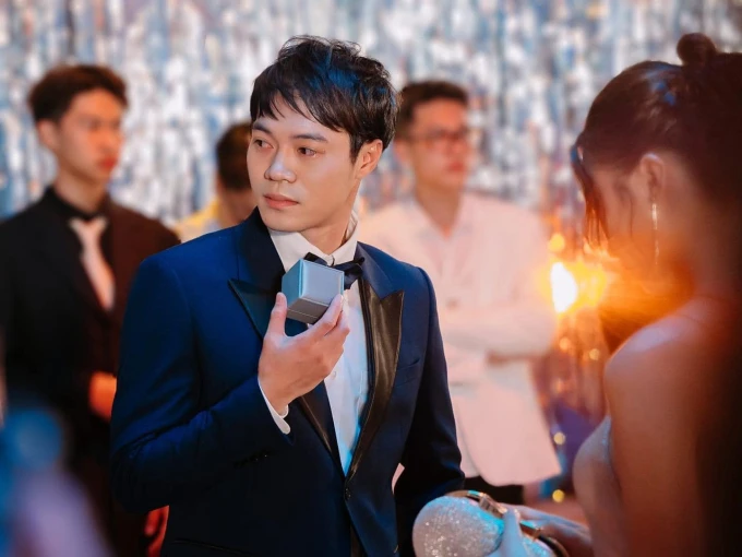 Van Toan proposed to Hoa Minzy and immediately asked for a gift, the female singer fought back, revealing the secret. - Photo 1