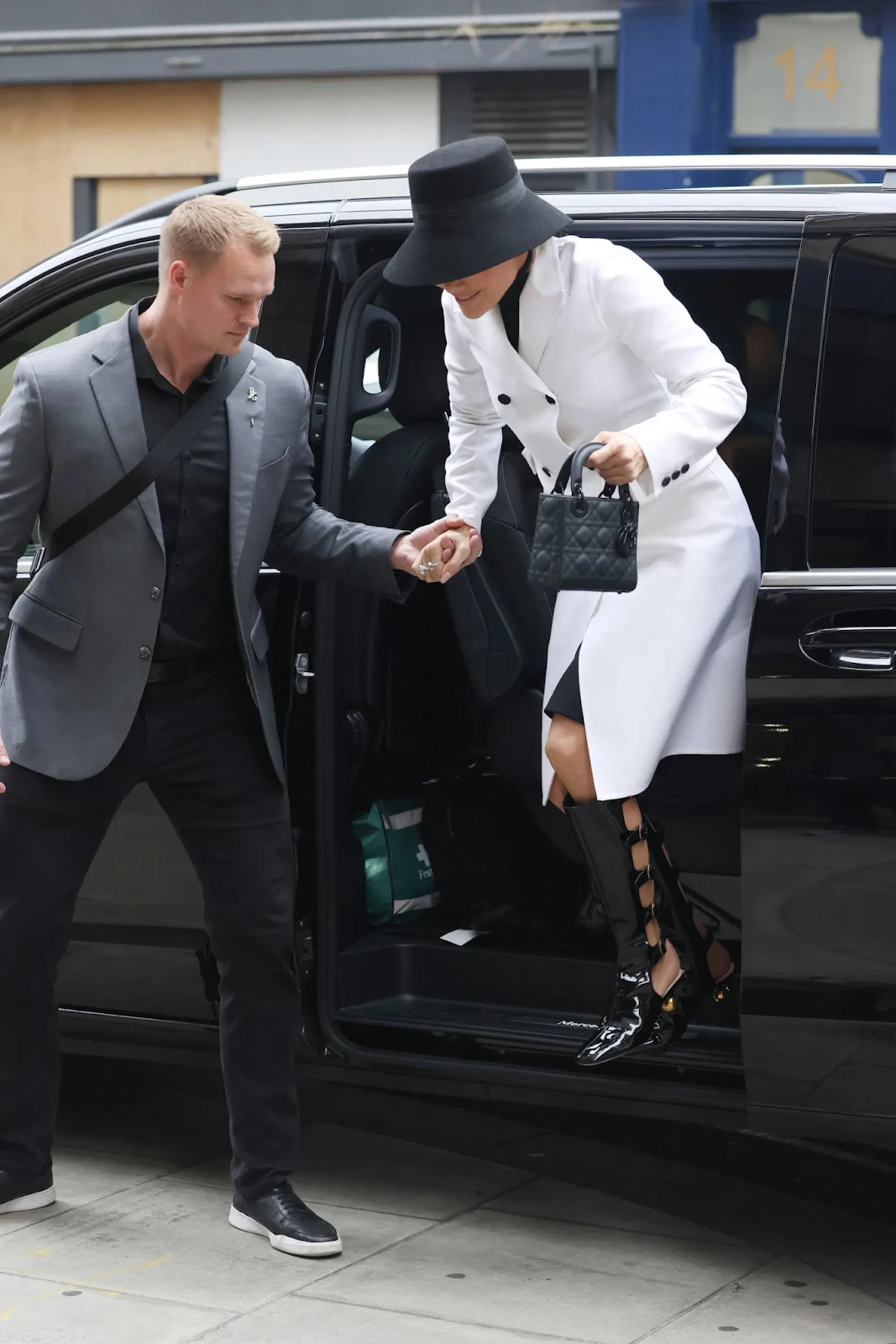 Jennifer Lopez hired a bodyguard who caused a stir because he was so handsome. How is he now after the divorce? - Photo 1