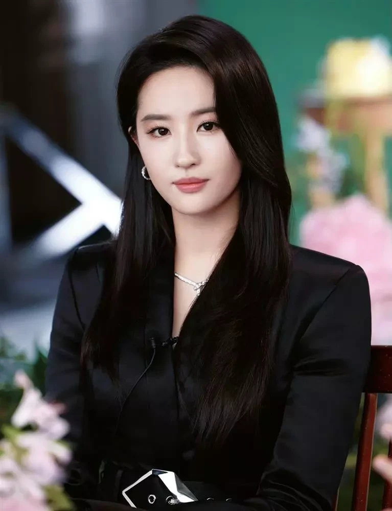 Liu Yifei received ridicule despite winning a high award, her real beauty was criticized for being too harsh. - Photo 7