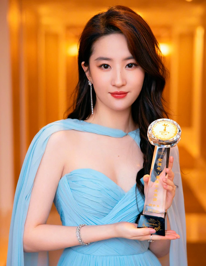 Liu Yifei received ridicule despite winning a high award, her real beauty was criticized for being too harsh. - Photo 6