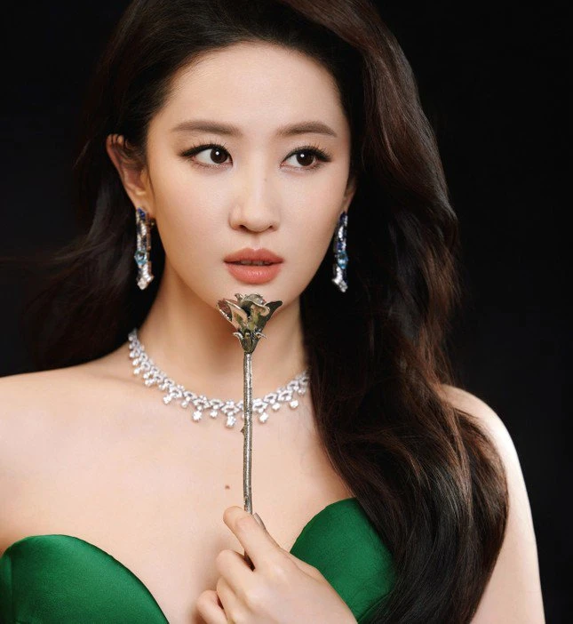 Liu Yifei received ridicule despite winning a high award, her real beauty was criticized for being too harsh. - Photo 4
