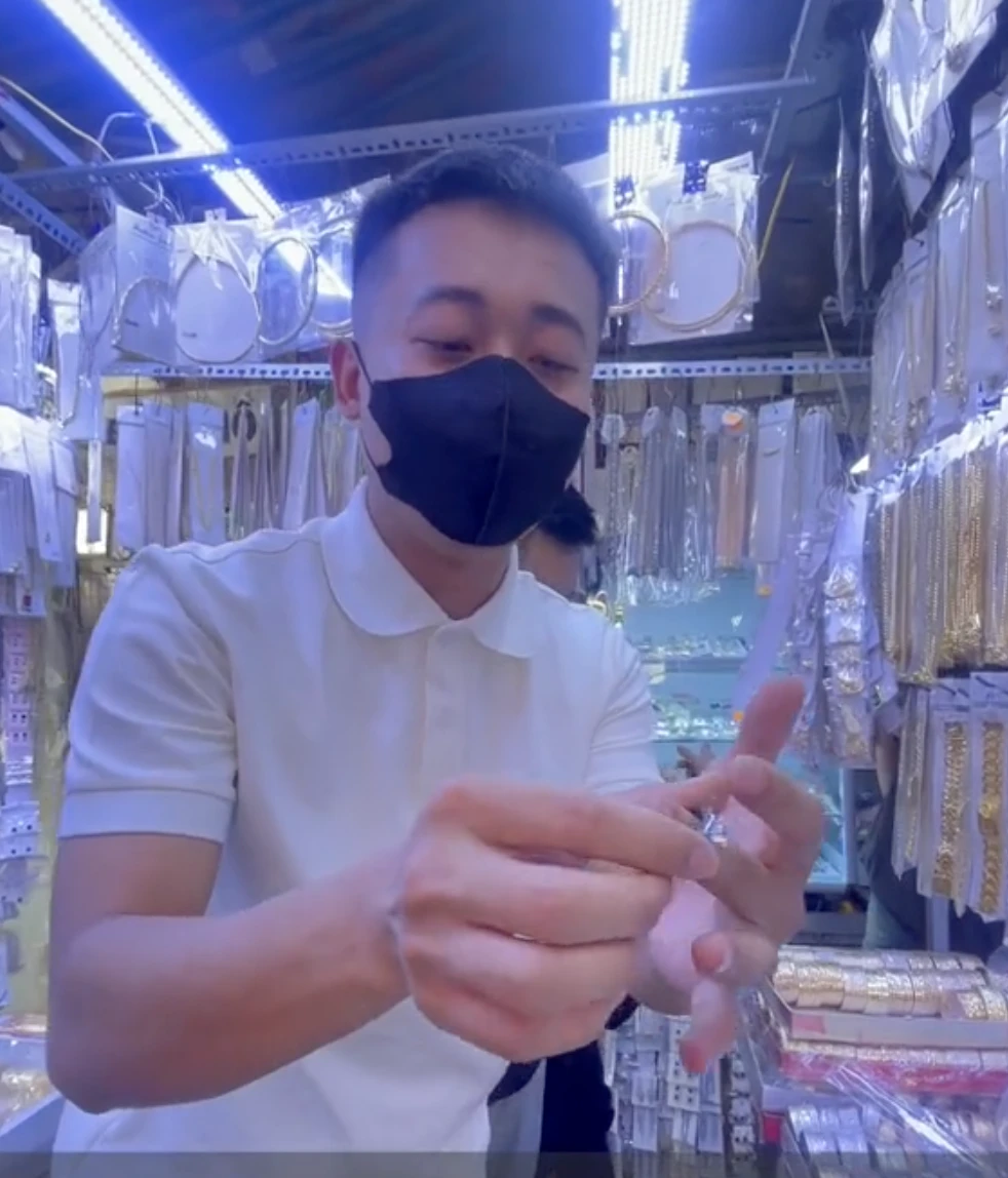 Quang Linh goes to the market in Ho Chi Minh City, the traders are bustling, Nhat Le is bored with the street boy style - Photo 3