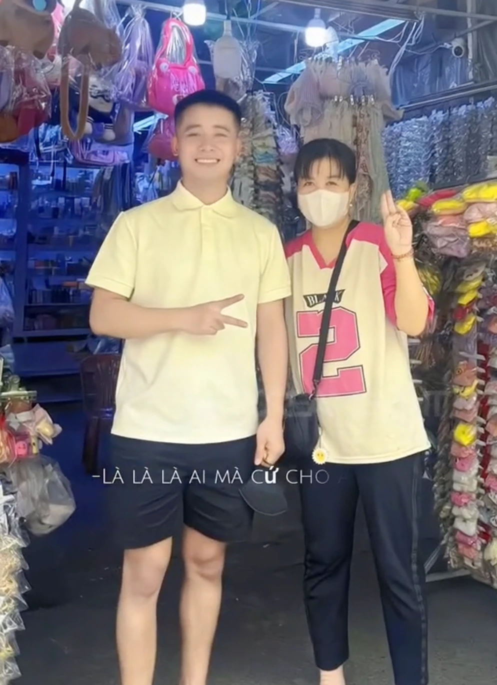 Quang Linh goes to the market in Ho Chi Minh City, the traders are bustling, Nhat Le is bored with the street boy style - Photo 4